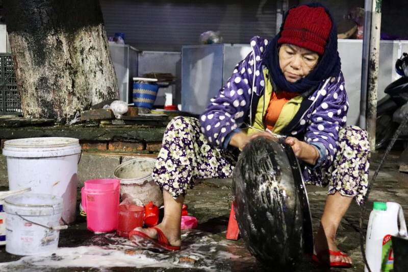 Mặc cho thời tiết rét buốt, bà Đỗ Thị Tý (67 tuổi, ở phường Vỹ Dạ, TP Huế) tâm sự: 