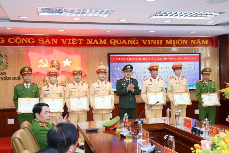 3 tập thể và 26 cá nhân thuộc Công an tỉnh Thừa Thiên Huế được khen thưởng.