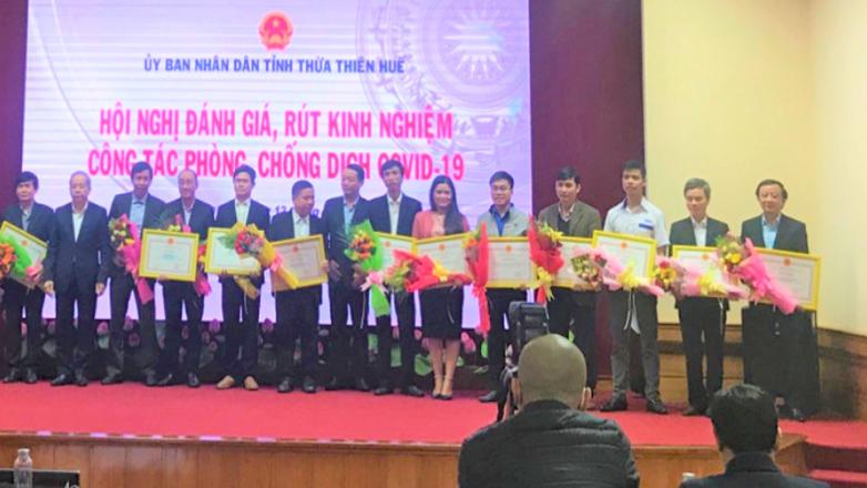 PC Thừa Thiên Huế (ngoài cùng bên phải) nhận Bằng khen của UBND tỉnh TT-Huế về thành tích xuất sắc trong công tác phòng, chống dịch COVID-19.
