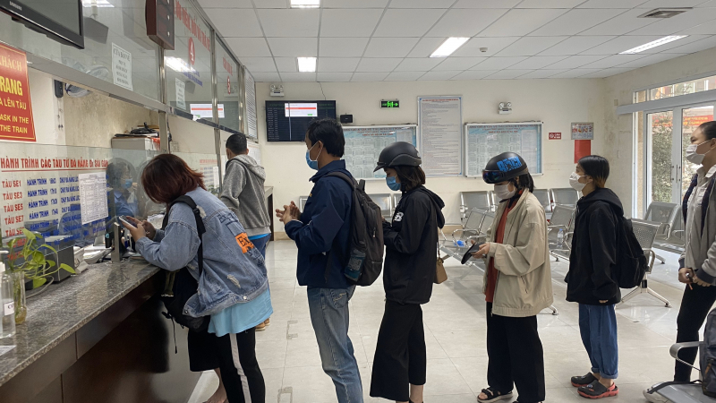 Hành khách mua vé Tàu tại Chi nhánh Vận tải đường sắt Đà Nẵng vào chiều 25/1.