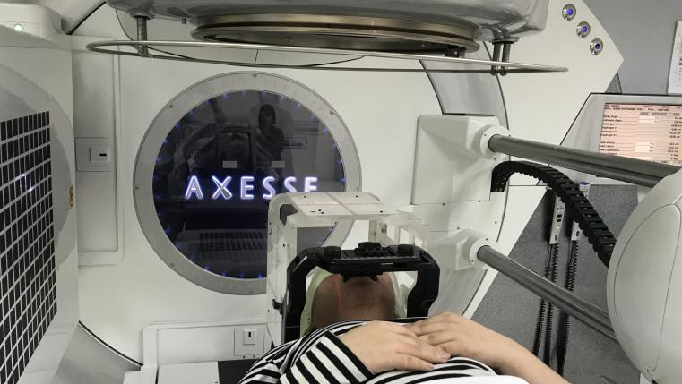 Tiến hành xạ phẫu bằng máy gia tốc Elekta Axesse chiều ngày 29/1/2021.