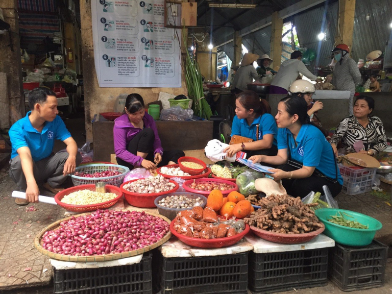 Viên chức, nhân viên của BHXH tỉnh Thừa Thiên Huế đến các chợ và từng nhà người dân để tuyên truyền, vận động tham gia BHXH tự nguyện, BHYT.