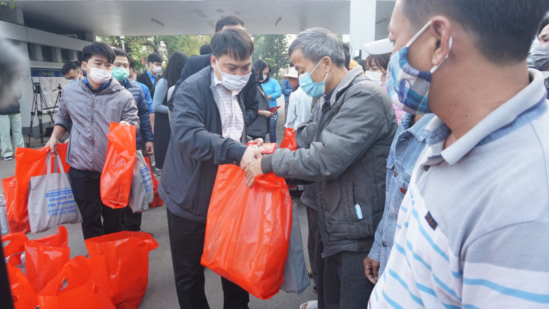 Chương trình ý nghĩa này với 10 chuyến xe chở gần 300 bệnh nhân và người nhà khởi hành từ bệnh viện đi các tỉnh: Hà Tĩnh - Quảng Bình, Quảng Trị, Quảng Nam - Đà Nẵng.