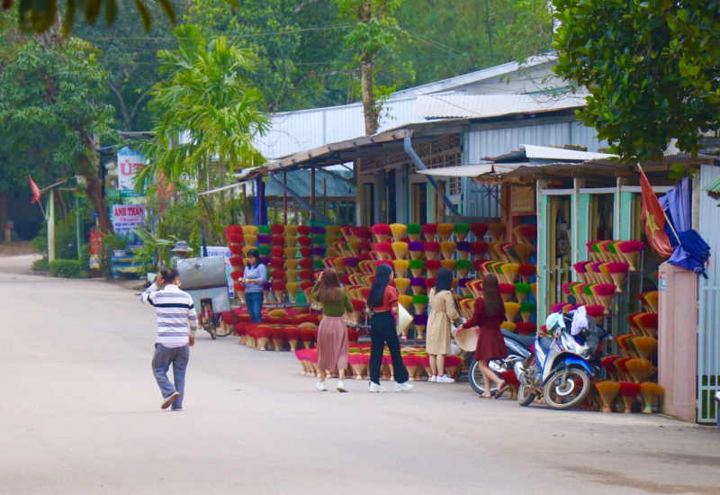 Những ngày cận kề cái Tết Nguyên đán, nhiều con đường ở phường Thủy Xuân, thành phố Huế, tỉnh Thừa Thiên Huế, rực rỡ đủ loại màu sắc.