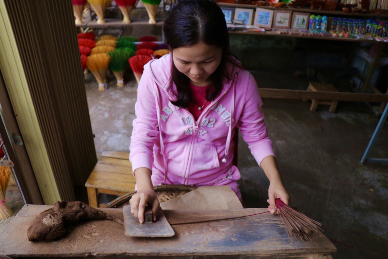 Theo tìm hiểu, làng nghề Thủy Xuân hiện có khoảng hơn 40 hộ sản xuất hương trầm.