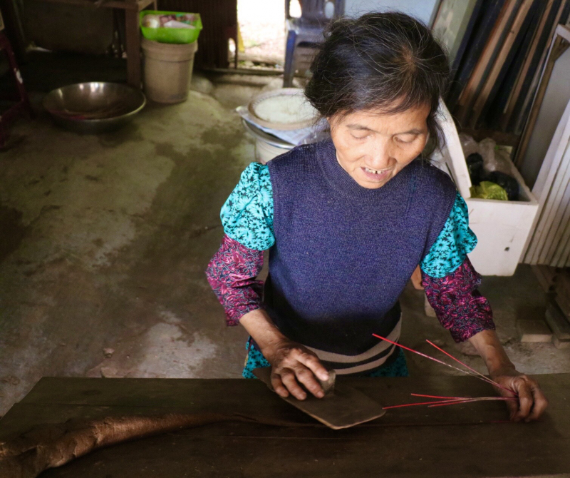 Vừa sản xuất hương, bà Tôn Nữ Ánh Tuyết, 71 tuổi, ở đường Huyền Trân Công Chúa, tâm sự: “Những ngày giáp Tết, người dân chúng tôi làm hương vào ban ngày và tranh thủ vào ban đêm để kịp xuất ra thị trường”. Trước đây, người thợ vất vả làm hương bằng phương thức thủ công.