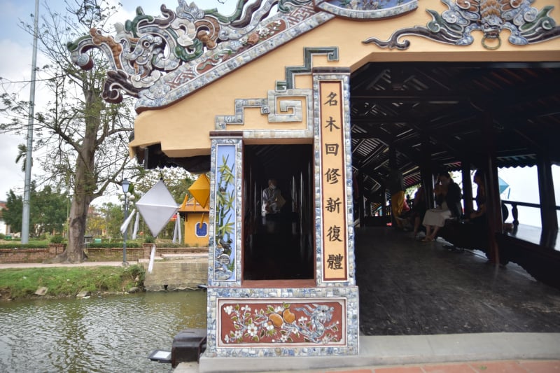 Cách trung tâm thành phố Huế khoảng 7km, lâu nay, cầu ngói Thanh Toàn là điểm đến trong hành trình khám phá Huế của du khách thập phương.