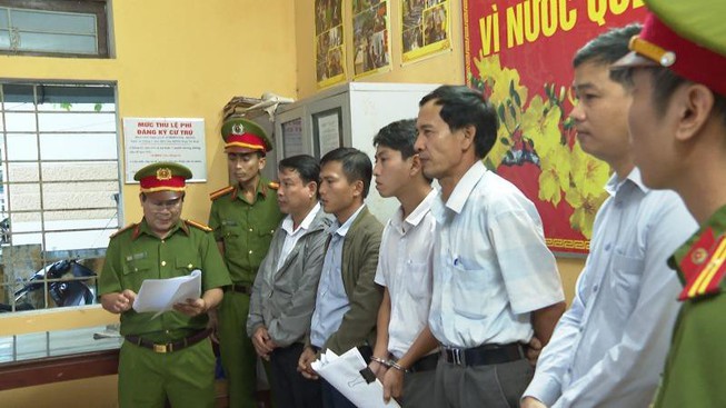 Công an tỉnh Thừa Thiên Huế đã quyết định khởi tố nguyên Chủ tịch UBND phường Thủy Xuân và 4 cán bộ, nhân viên.