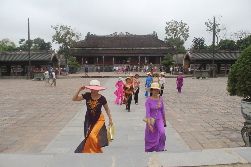 Công dân mặc áo dài truyền thống Việt Nam được miễn phí tham quan các điểm di tích Huế.