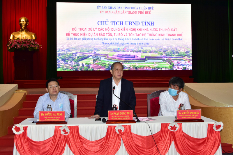 Ông Phan Ngọc Thọ - Chủ tịch UBND tỉnh Thừa Thiên Huế - trong buổi đối thoại với các hộ dân thuộc dự án di dời dân cư, giải phóng mặt bằng khu vực I hệ thống di tích Kinh thành Huế.