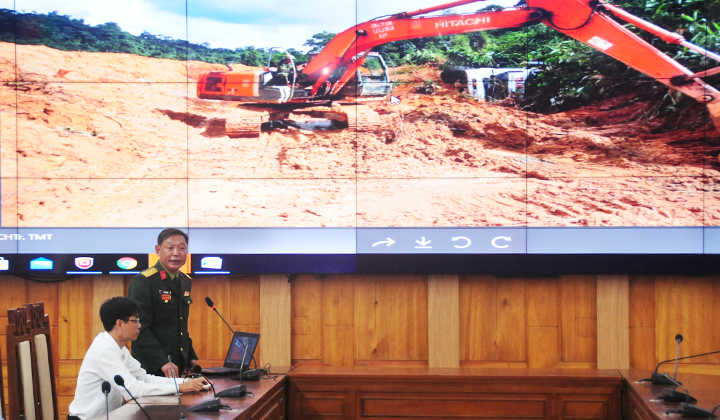 Trung tá Phan Thắng, Phó Chỉ huy trưởng, Tham mưu trưởng Bộ Chỉ huy Quân sự tỉnh đề xuất phương án tìm kiếm nạn nhân.