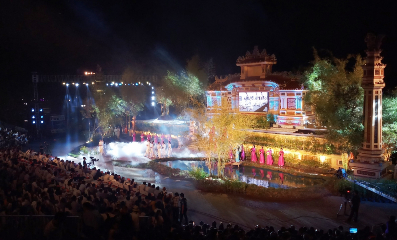 Đông đảo người dân và du khách tham gia lễ khai mạc tại Festival nghề truyền thống Huế năm 2019.