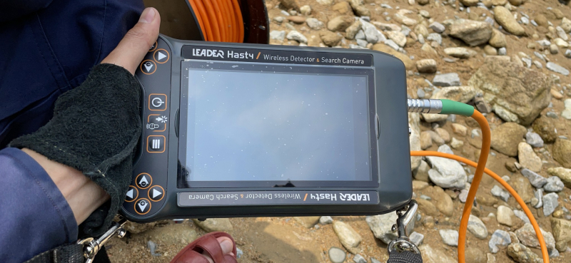 Sử dụng bộ thiết bị tìm kiếm tổng hợp để dò tìm các nạn nhân khu vực lòng sông ở các độ sâu khác nhau.