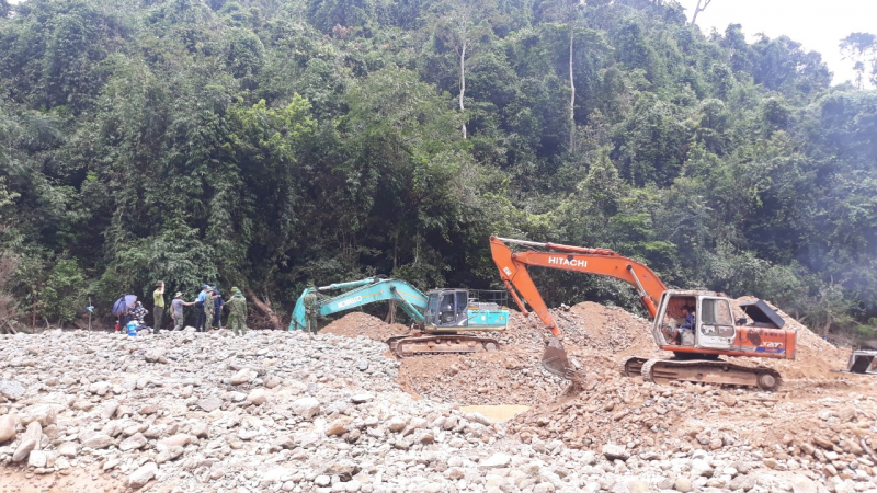 Theo đó, các lực lượng tìm kiếm tiếp tục tìm kiếm khu vực bãi bồi, kết hợp đào mương tạo dòng chảy mới của sông Rào Trăng (mương dài 150m, rộng 5m). Khối lượng đào, múc khoảng 9.000m3.
