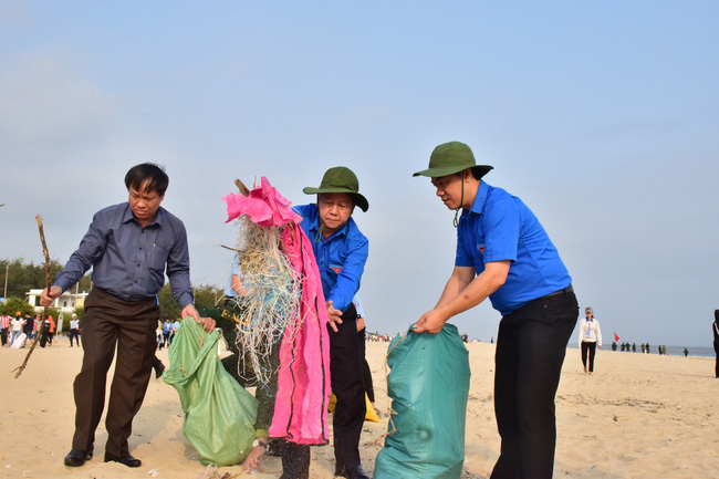 Ông Phan Ngọc Thọ trực tiếp tham gia dọn rác làm sạch bãi biển Thuận An. Ảnh: Ngọc Minh.
