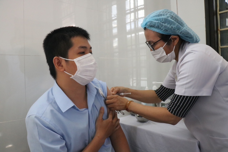 Những mũi tiêm vắc xin Covid-19 đầu tiên ở tỉnh Thừa Thiên Huế vừa được diễn ra trong sáng ngày 19/4.
