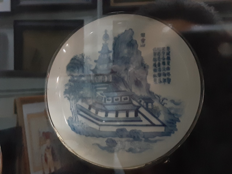 Chiếc dĩa vẽ cảnh chùa Túy Vân có bài thơ ngự chế của nhà vua Thiệu Trị nói về cảnh chùa.