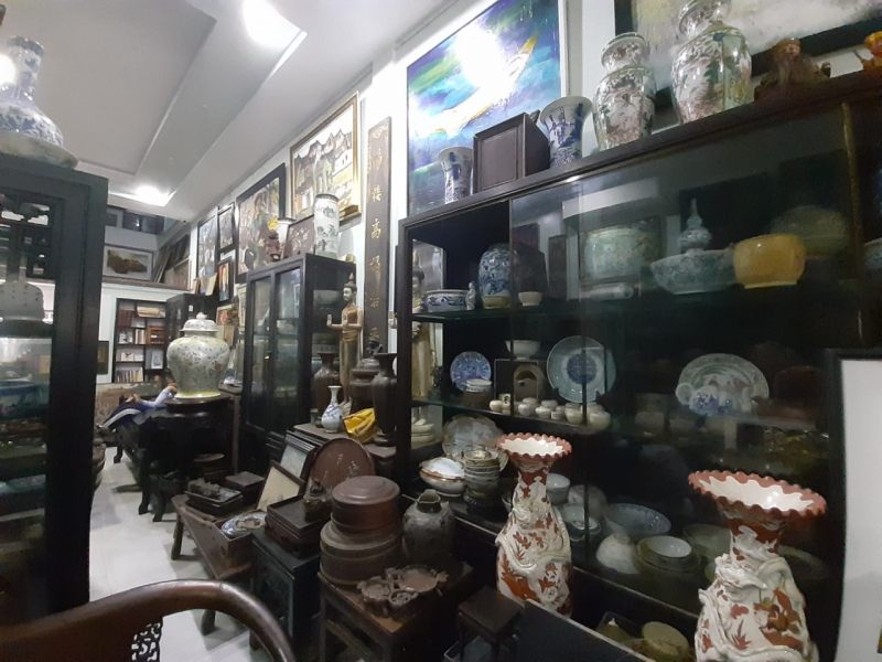 Vừa có chuyến vào TP. Hồ Chí Minh mua tô, dĩa…, người đàn ông có tên tuổi trong giới sưu tập đồ cổ ở Huế trở về nhà của mình, nơi đây không chỉ chứa các hiện vật, mà còn giữ trọn đam mê sưu tập cổ vật của mình.