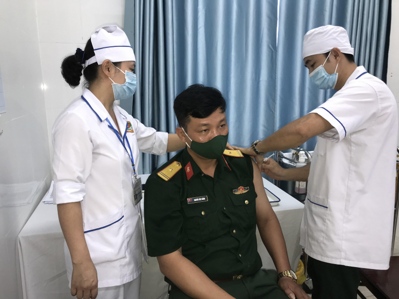 Thừa Thiên Huế tiêm vắc xin phòng Covid-19 cho cán bộ, chiến sĩ làm việc nơi tuyến đầu.