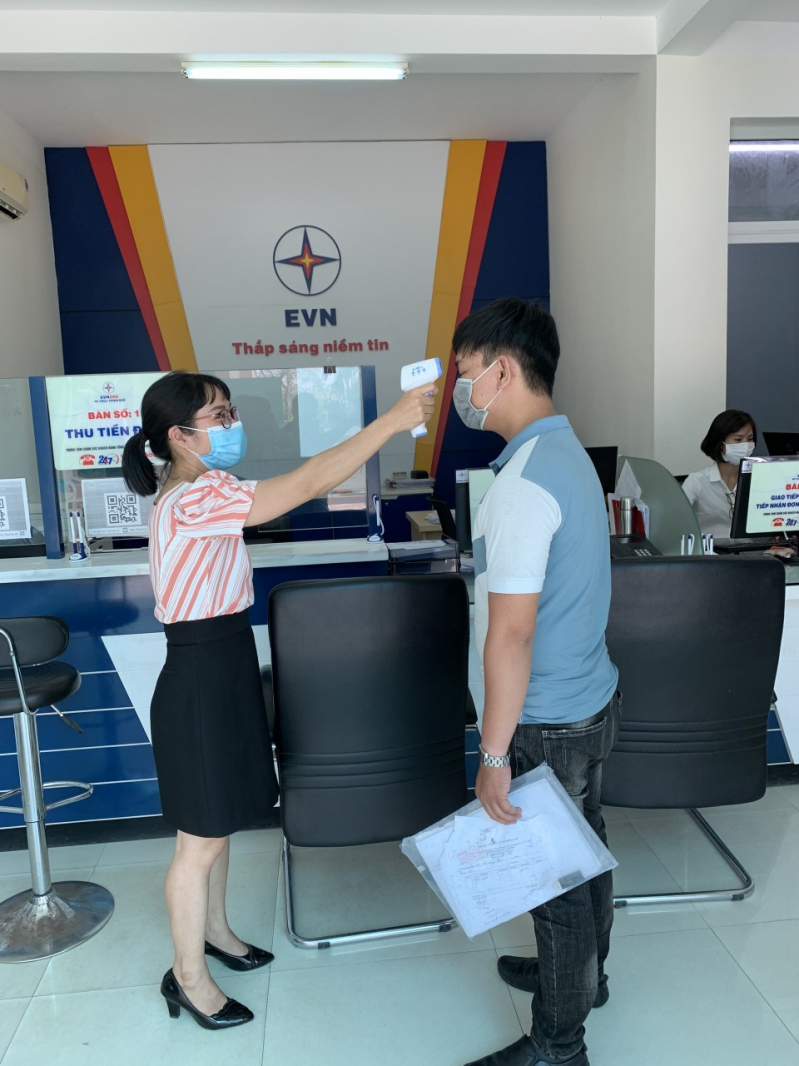 Kiểm tra thân nhiệt khách hàng đến giao dịch.