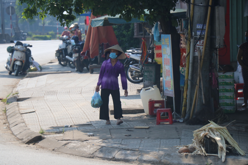 Một người dân đeo khẩu trang khi ra đường.
