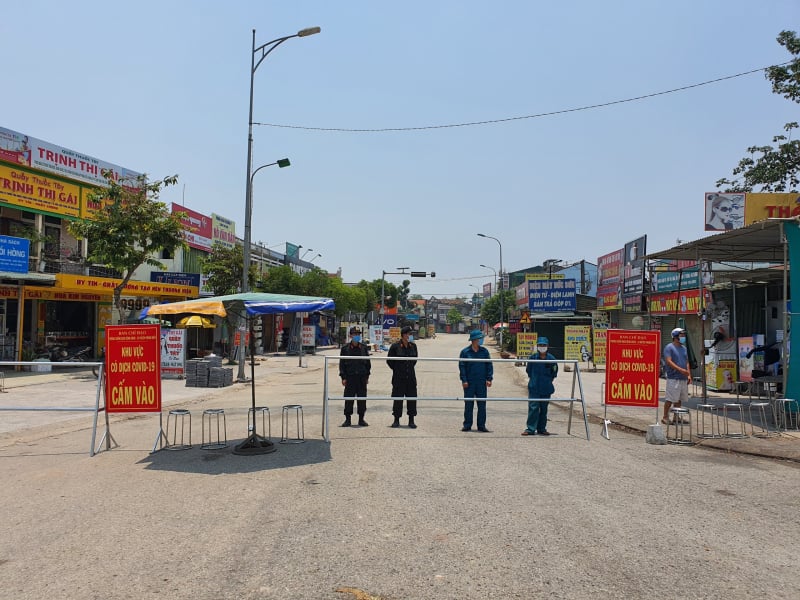 Con đường chính dẫn vào địa phận xã Phong Hiền.