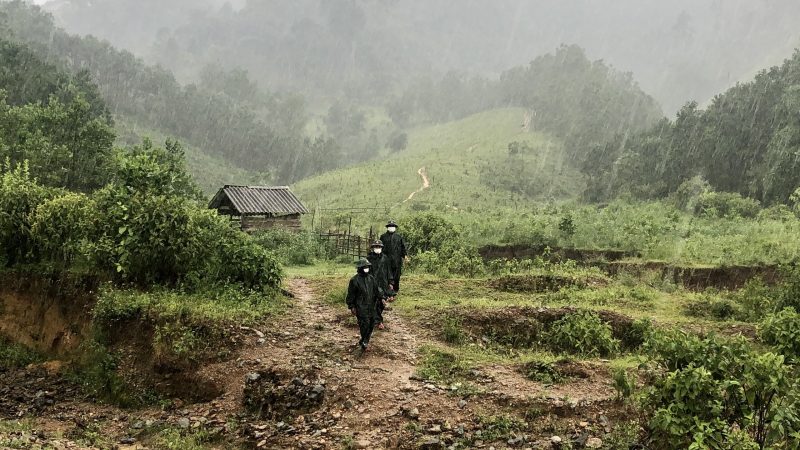 Những cơn mưa rừng ở huyện A Lưới không ngăn nỗi bước chân tuần tra của lực lượng Bộ CHQS và Bộ CH biên phòng tỉnh Thừa Thiên Huế.
