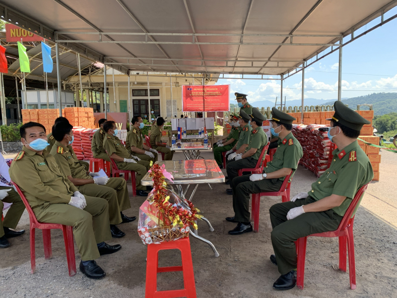 Công an tỉnh Thừa Thiên Huế trao tặng nhu yếu phẩm và thiết bị y tế cho công an 2 tỉnh Sekong và Salaval của nước bạn Lào.