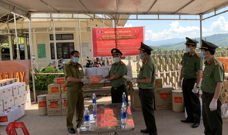 Những trang thiết bị y tế, hàng hóa, vật dụng... thể hiện tình cảm, sự quan tâm của lực lượng Công an tỉnh Thừa Thiên Huế đối với Sở an ninh 2 tỉnh bạn Lào.