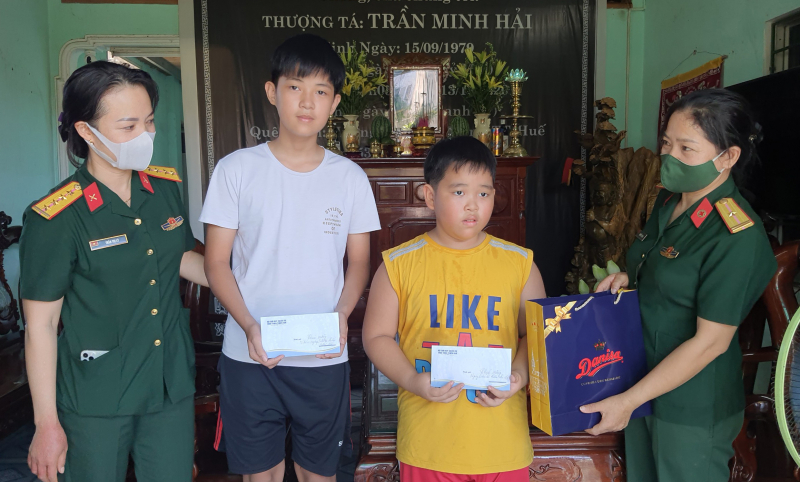 Các cô trong Hội phụ nữ Bộ CHQS tỉnh Thừa Thiên Huế tặng quà 1/6 cho con liệt sĩ Trần Minh Hải.