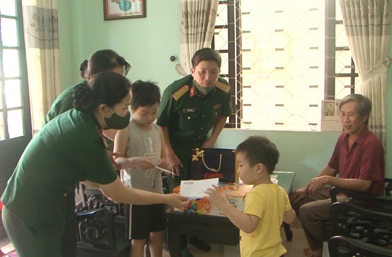 Đoàn công tác Bộ CHQS tỉnh Thừa Thiên Huế đến thăm, tặng quà 1/6 cho con liệt sĩ Tôn Thất Bảo Phúc.