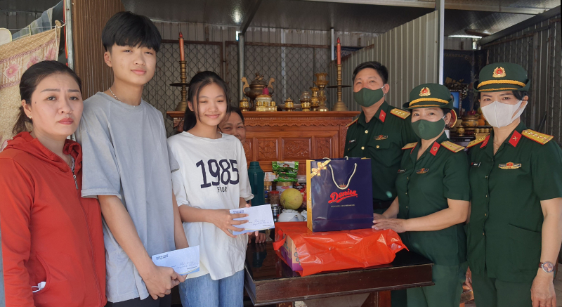 Đoàn công tác Bộ CHQS tỉnh Thừa Thiên Huế đến thăm, tặng quà 1/6 cho con liệt sĩ Nguyễn Văn Bình.