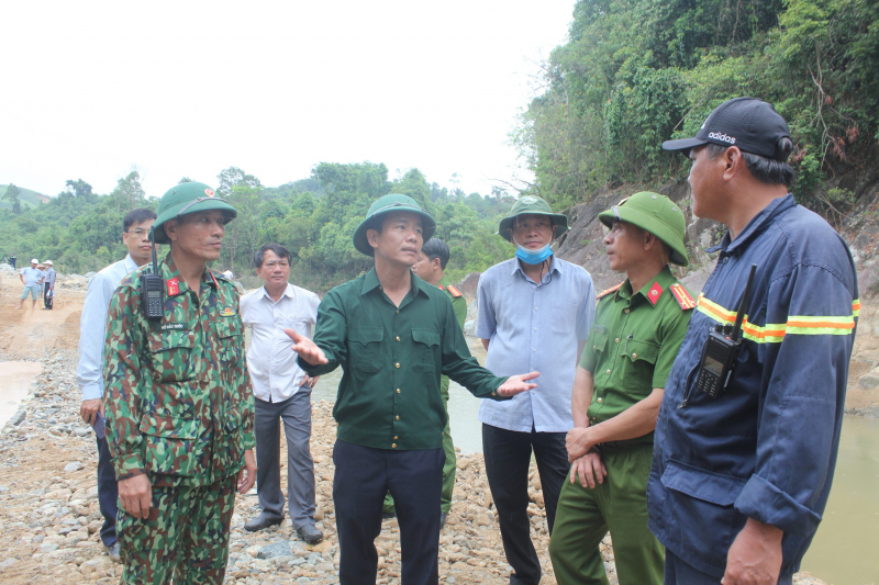 Chủ tịch UBND tỉnh Thừa Thiên Huế kiểm tra tình hình tại hiện trường tìm kiếm.