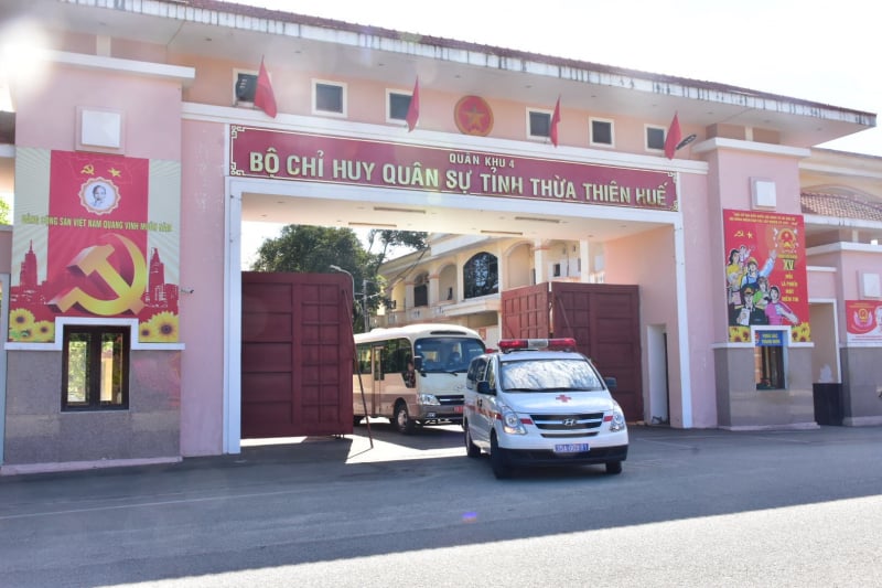 Theo nguyện vọng của các công dân Thừa Thiên Huế từ TP. HCM trở về địa phương đang cách ly tại tỉnh Quảng Trị, sáng ngày 9/7, đoàn công tác của tỉnh Thừa Thiên Huế đã tổ chức lực lượng và phương tiện đi đón các công dân về cách ly tại tỉnh.