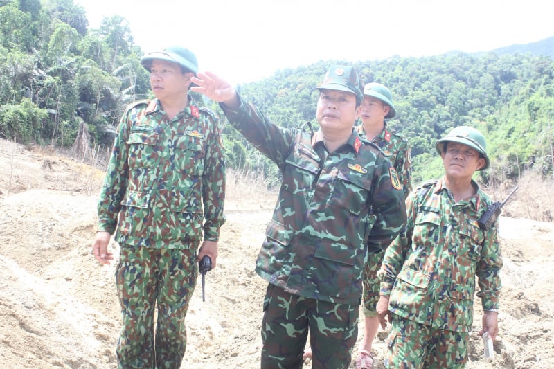 Thượng tá Ngô Nam Cường, Chỉ huy trưởng Bộ CHQS tỉnh Thừa Thiên Huế, chỉ đạo công tác tìm kiếm tại hiện trường.
