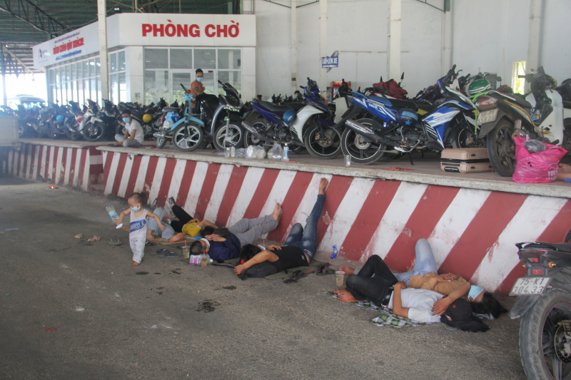 Ghi nhận ở chốt kiểm tra y tế số 5 ở chân đèo Hải Vân (huyện Phú Lộc) vào trưa ngày 27/7, có rất đông người dân từ các tỉnh phía Nam trở về, đi qua Thừa Thiên Huế bằng xe máy.
