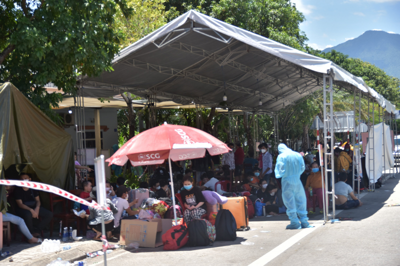 Tại chốt kiểm soát y tế số 4 (huyện Phú Lộc), hàng trăm người dân chờ đợi làm các thủ tục để được vào hoặc đi qua địa bàn. Đây là chốt kiểm soát người và xe ô tô, xe khách.