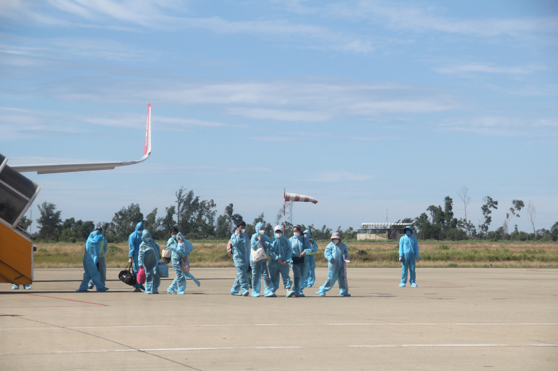Chuyến bay VJ302 chở theo 239 công dân từ TP. HCM trở về quê.