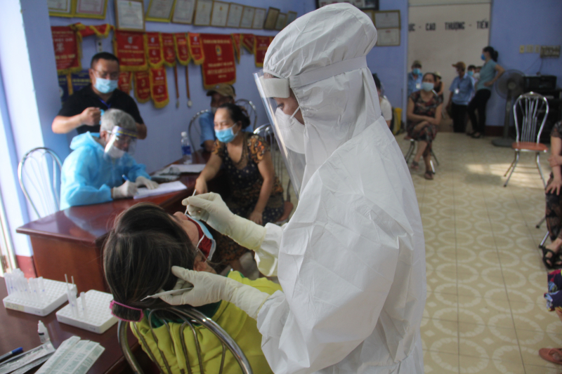 Nhiều tiểu thương của một số khu chợ trên địa bàn tỉnh Thừa Thiên Huế đã được lấy mẫu xét nghiệm sàng lọc COVID-19 vào chiều ngày 1/8.