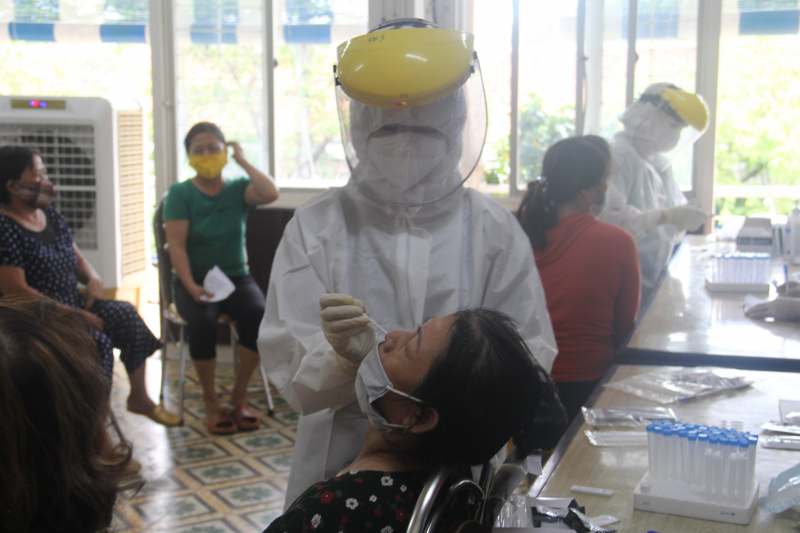 Tại thành phố Huế, việc lấy mẫu test được Trung tâm kiểm soát bệnh tật tỉnh Thừa Thiên Huế phụ trách.