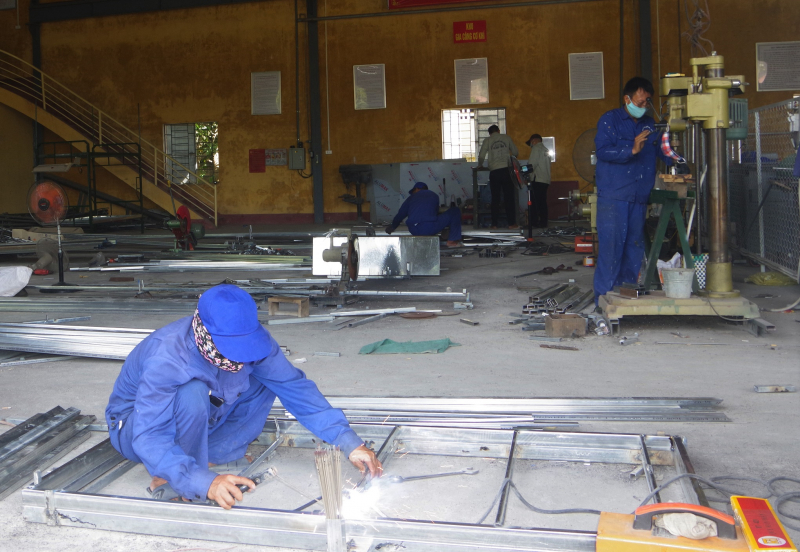 Hàng trăm chiếc giường sắt được cán bộ, chiến sĩ Trạm sửa chữa tổng hợp, Phòng Kỹ thuật, Bộ CHQS tỉnh Thừa Thiên Huế nhanh chóng làm ra.