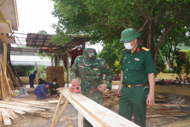Thủ trưởng Phòng Kỹ thuật Bộ CHQS tỉnh TT Huế kiểm tra công tác đóng phản gỗ tại Kho vũ khí.