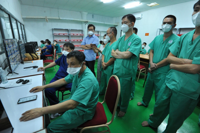 GS.TS Phạm Như Hiệp, Giám đốc Bệnh viện Trung ương Huế, điều hành hoạt động điều trị tại trung tâm này.