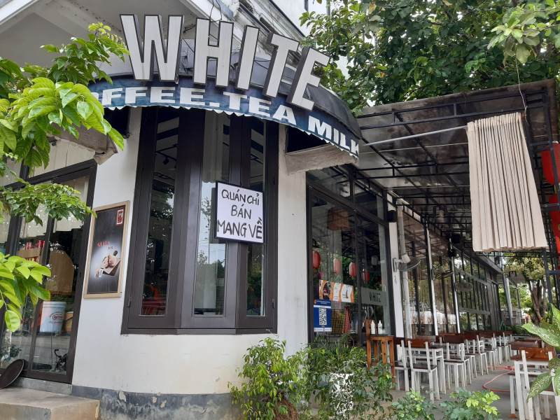 Một quán cafe ở đường Nguyễn Vịnh đóng kín cửa, chỉ bán cho khách mang về.