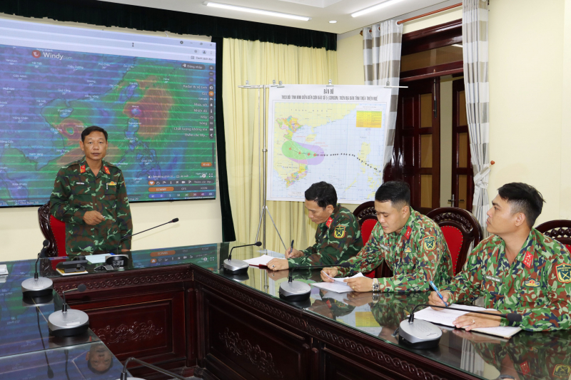 Thượng tá Phan Thắng, Phó Chỉ huy trưởng Bộ CHQS tỉnh Thừa Thiên Huế, triển khai công tác phòng chống cơn bão số 5 cho các cơ quan, đơn vị LLVT tỉnh.