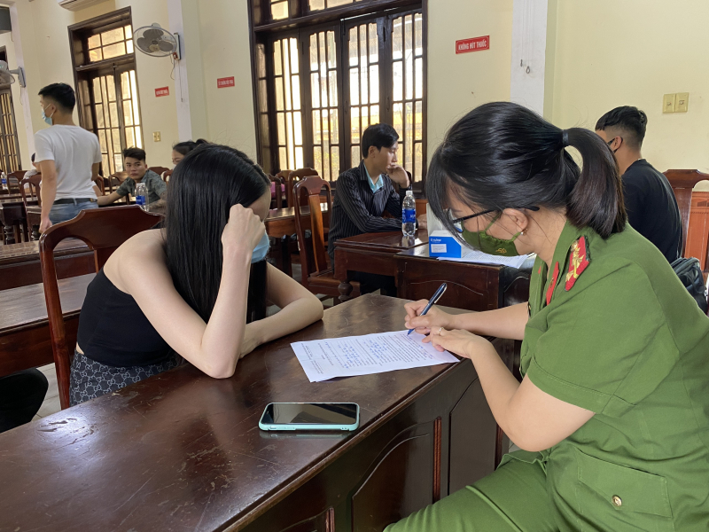 Hiện Công an thị xã Hương Thuỷ tiếp tục củng cố hồ sơ, giám định chất ma tuý để xử lý theo quy định của pháp luật.