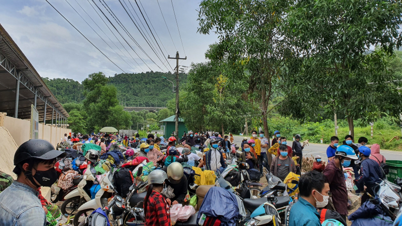 Tại chốt kiểm soát y tế số 5 (thuộc địa phận thị trấn Lăng Cô, huyện Phú Lộc, Thừa Thiên Huế) vào ngày 4/10 có hàng nghìn phương tiện và người dân đi qua.