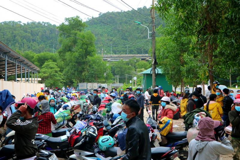 Theo Trung tá Hoàng Phước Tế, Trạm trưởng Trạm CSGT Phú Lộc (tỉnh Thừa Thiên Huế), đơn vị này vừa dẫn đoàn gồm 950 xe với 1.700 người từ các tỉnh, thành phía Nam về quê tránh dịch đi qua địa phận của tỉnh trong sáng cùng ngày.