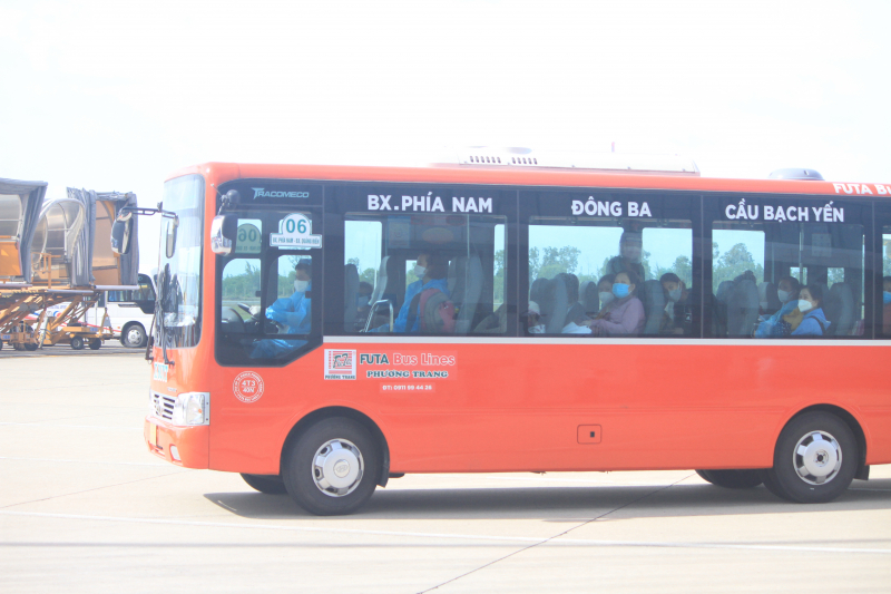 Tiếp đó, các công dân được các chiếc xe buýt đưa đến khu cách ly tập trung T3.