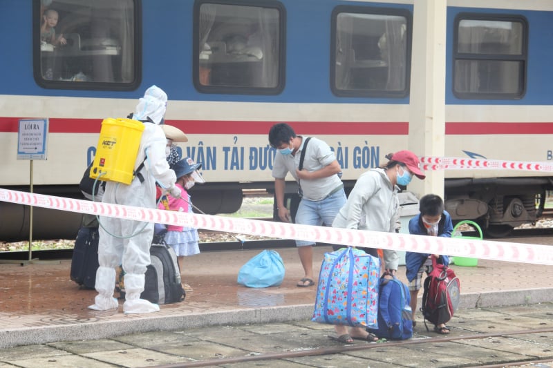 Chiều ngày 14/10, tại ga Huế, tỉnh Thừa Thiên Huế tổ chức đón 600 người dân khó khăn ở TP. Hồ Chí Minh và các tỉnh, thành phía Nam về quê bằng tàu hỏa.